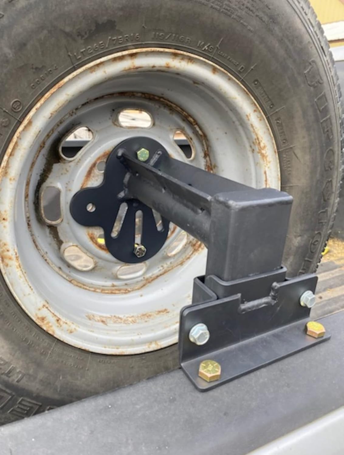 Universal 4x4 Bed Mounted Spare Tire Carrier Q571683
