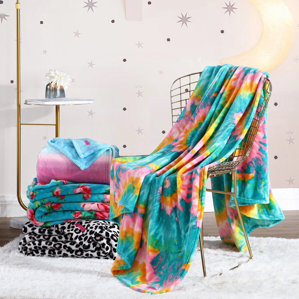 Betsey Johnson Pretty Floral Black Ultra Soft Plush Twin Blanket M25119