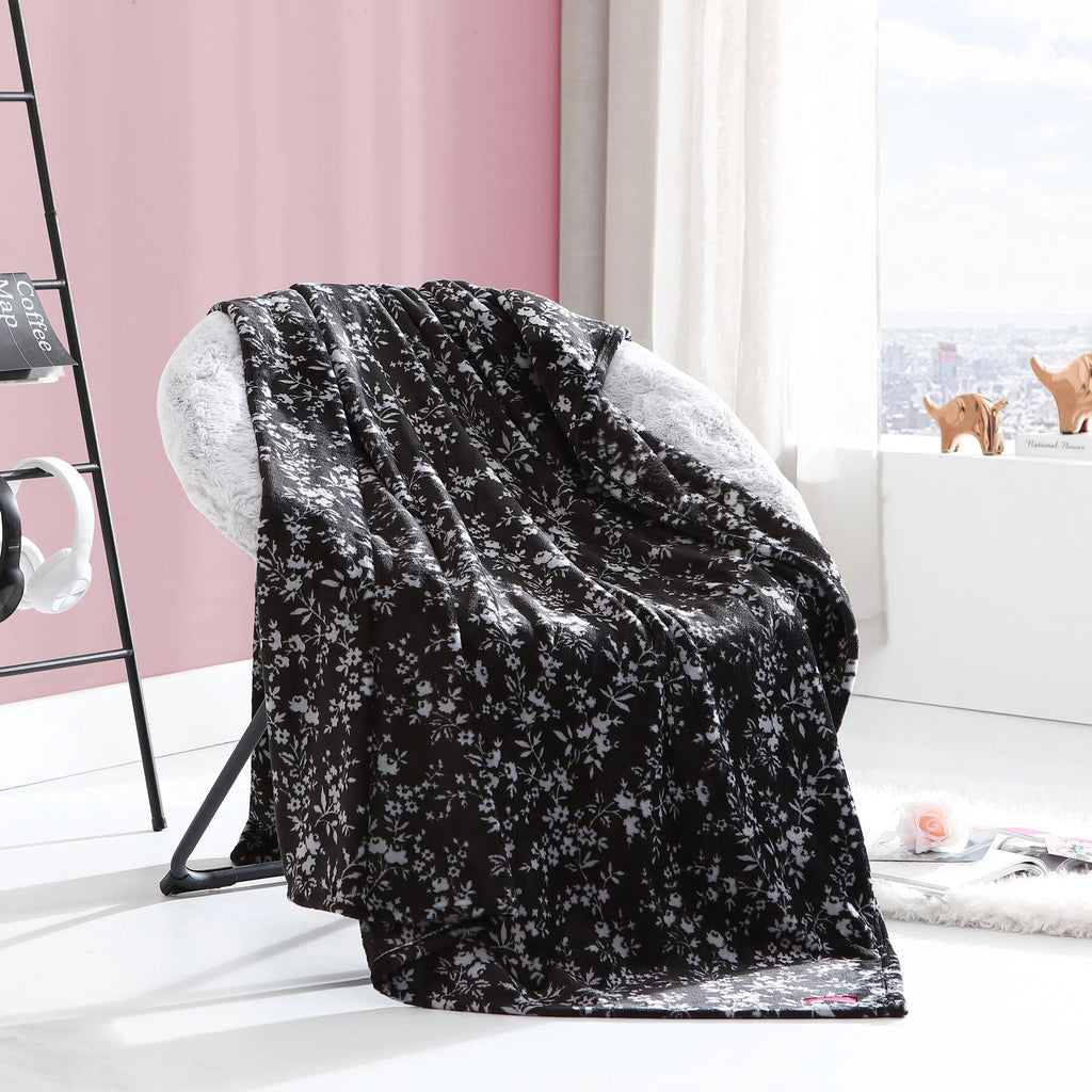 Betsey Johnson Pretty Floral Black Ultra Soft Plush Twin Blanket M25119