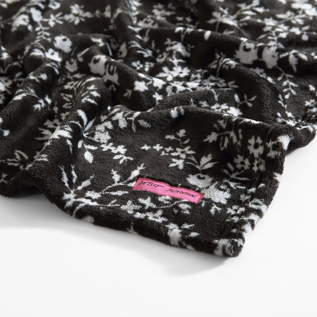 Betsey Johnson Pretty Floral Black Ultra Soft Plush Twin Blanket M25119