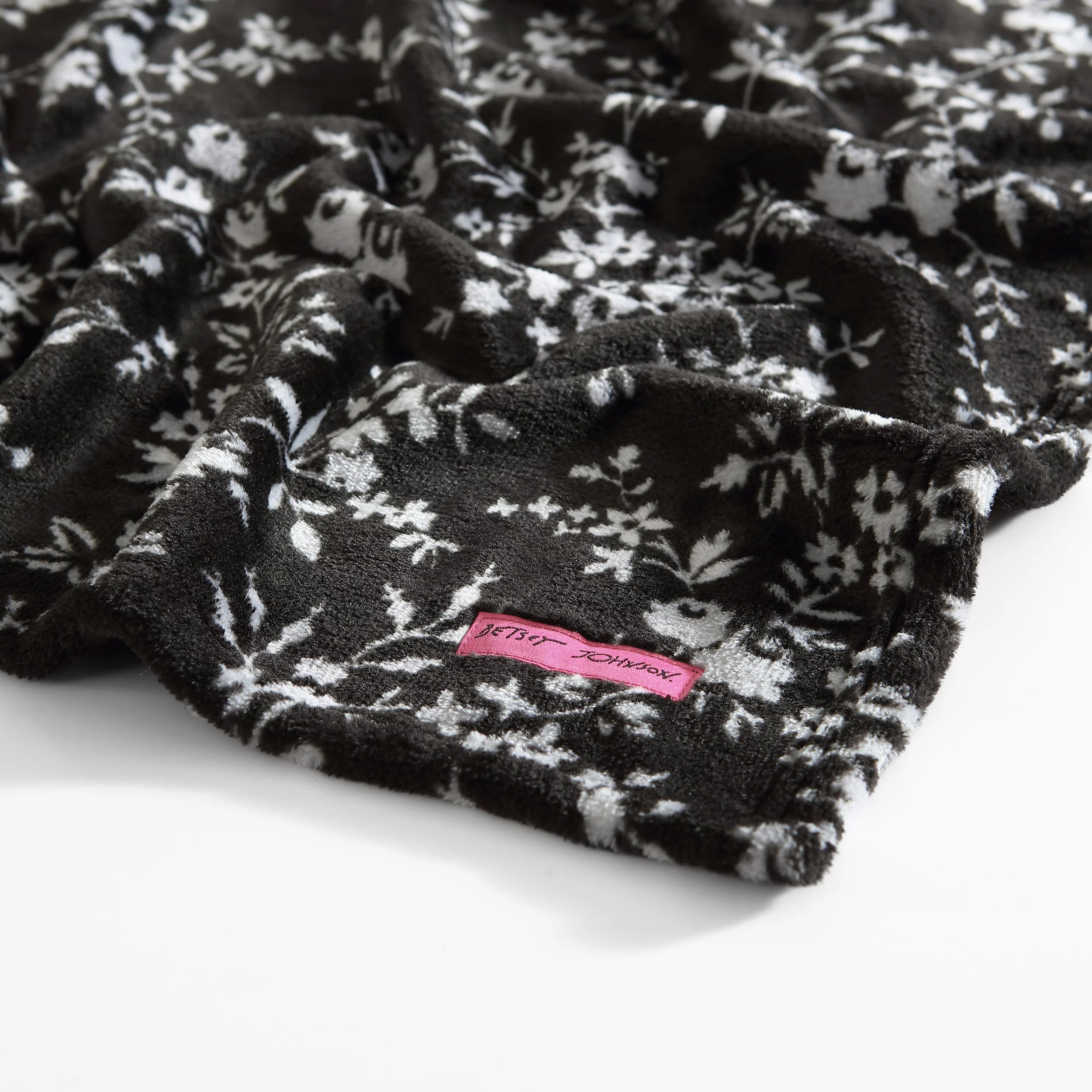Betsey Johnson Pretty Floral Black Ultra Soft Plush Twin Blanket M25119