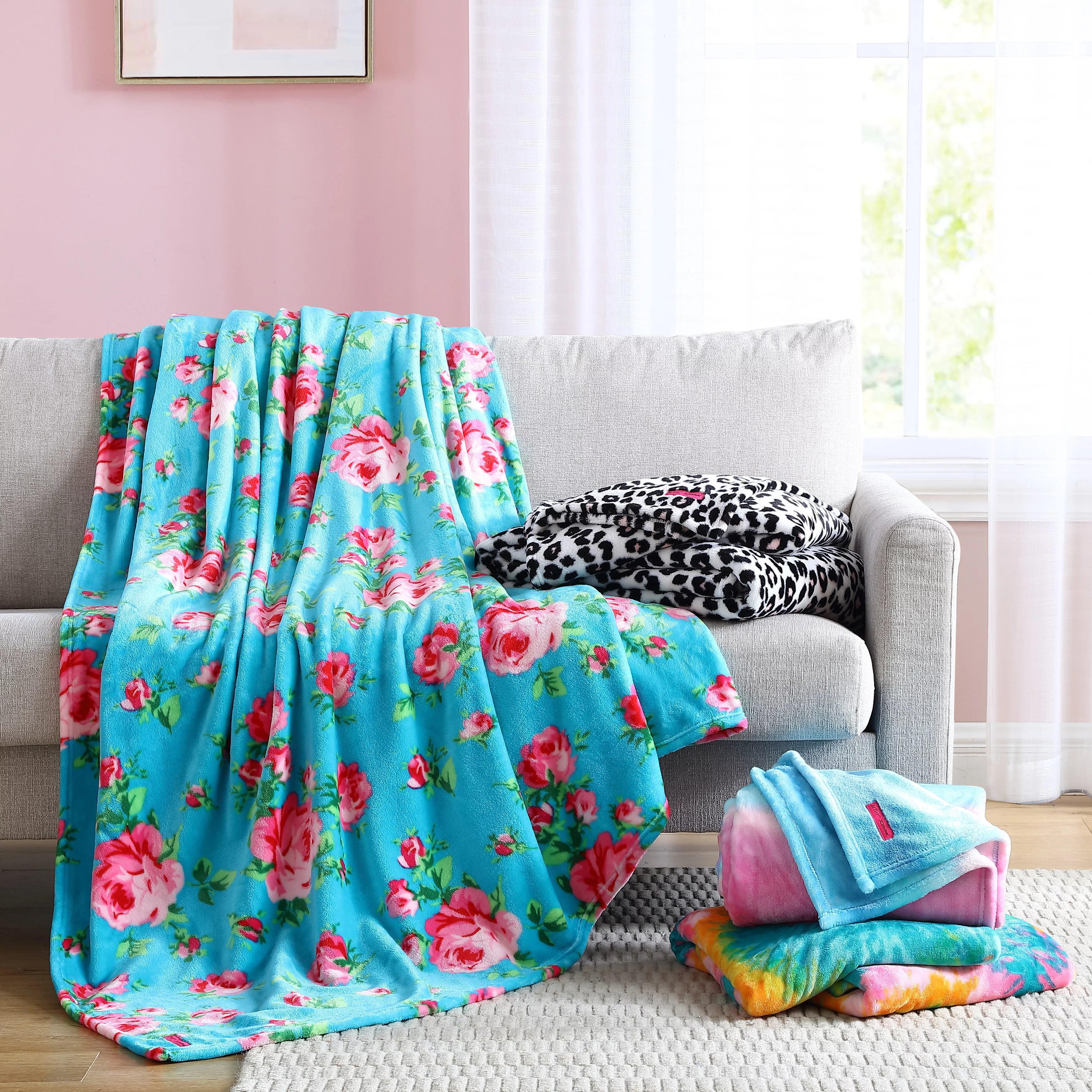 Betsey Johnson Pretty Floral Black Ultra Soft Plush Twin Blanket M25119